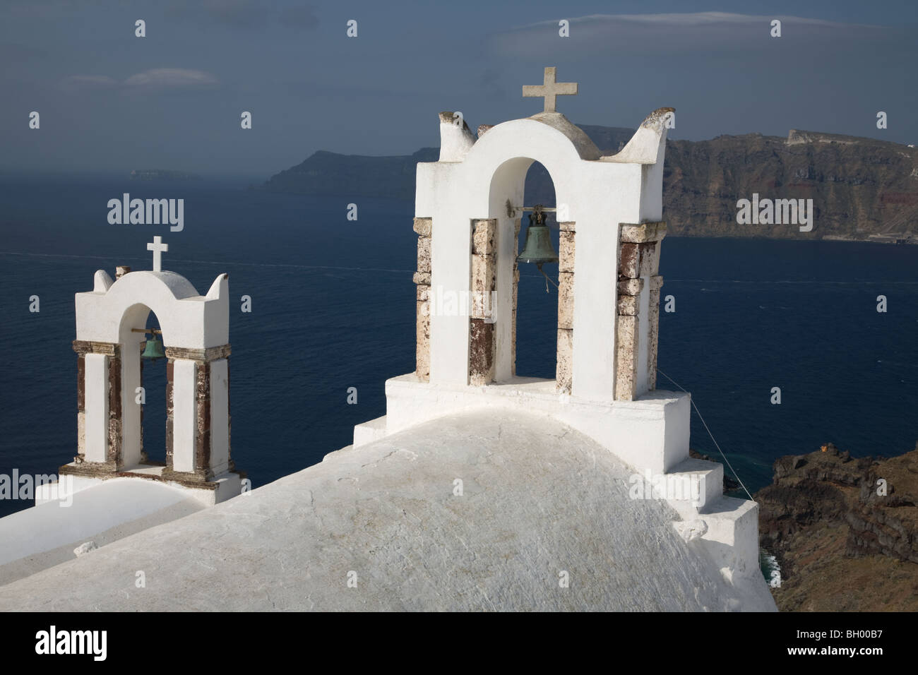 Kirchtürme mit Blick auf die Caldera und Lagune von Santorin auf den griechischen Inseln Stockfoto