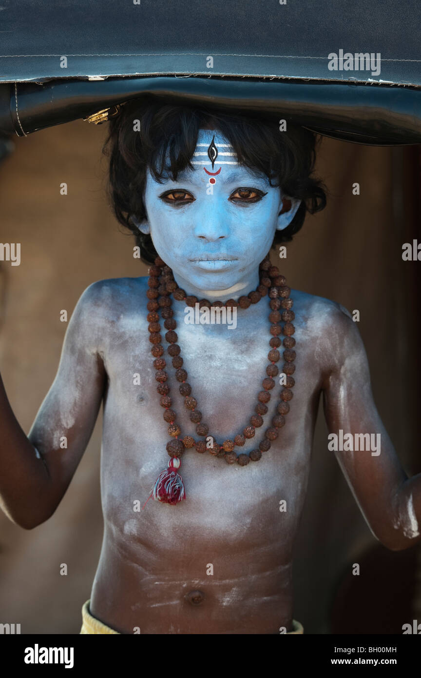 Indischer Junge, Gesicht gemalt als Hindu Gott Shiva in einer Rikscha. Andhra Pradesh, Indien Stockfoto