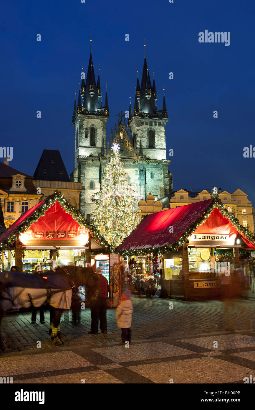 Weihnachtsmarkt in der Altstädter Ring mit der Frauenkirche vor Tyn Stockfoto