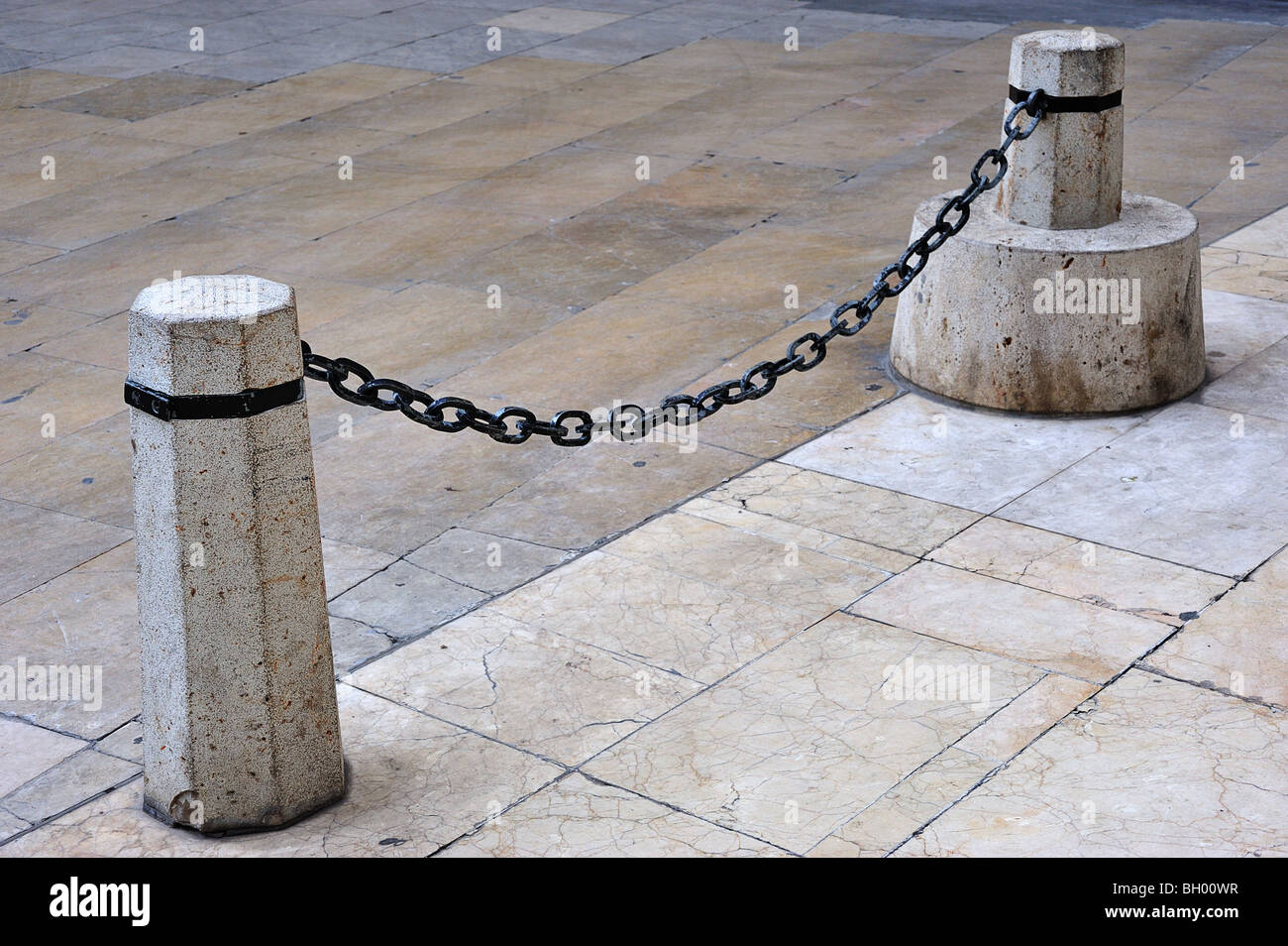 Kette und der Schleifstein Poller, Fahrzeug-Durchgang zu verhindern