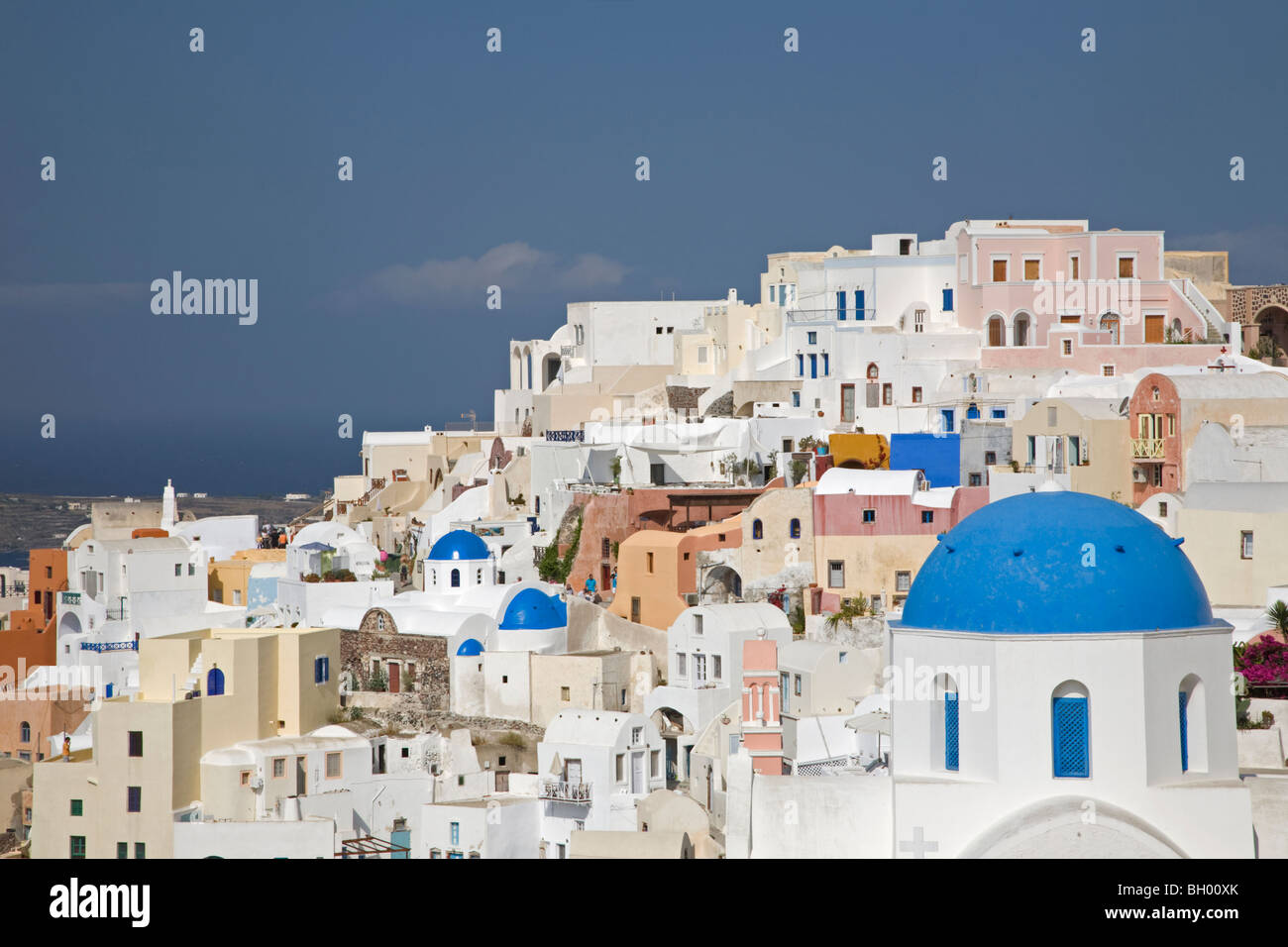 Dorf Oia auf der Insel Santorini, Stadtbild mit blauer Kuppel und weißer Kirche in Griechenland Stockfoto