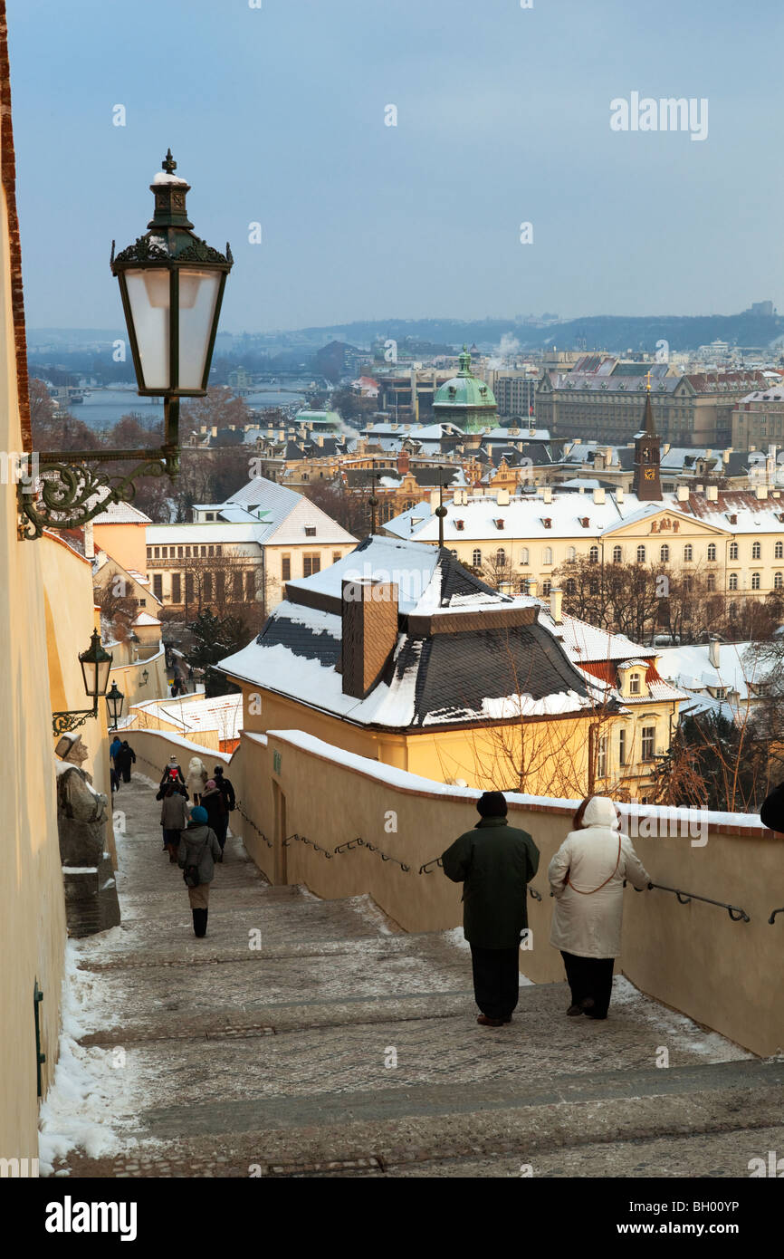 Zeigen Sie auf der alten Schlosstreppe entfernt im Winter an Stockfoto