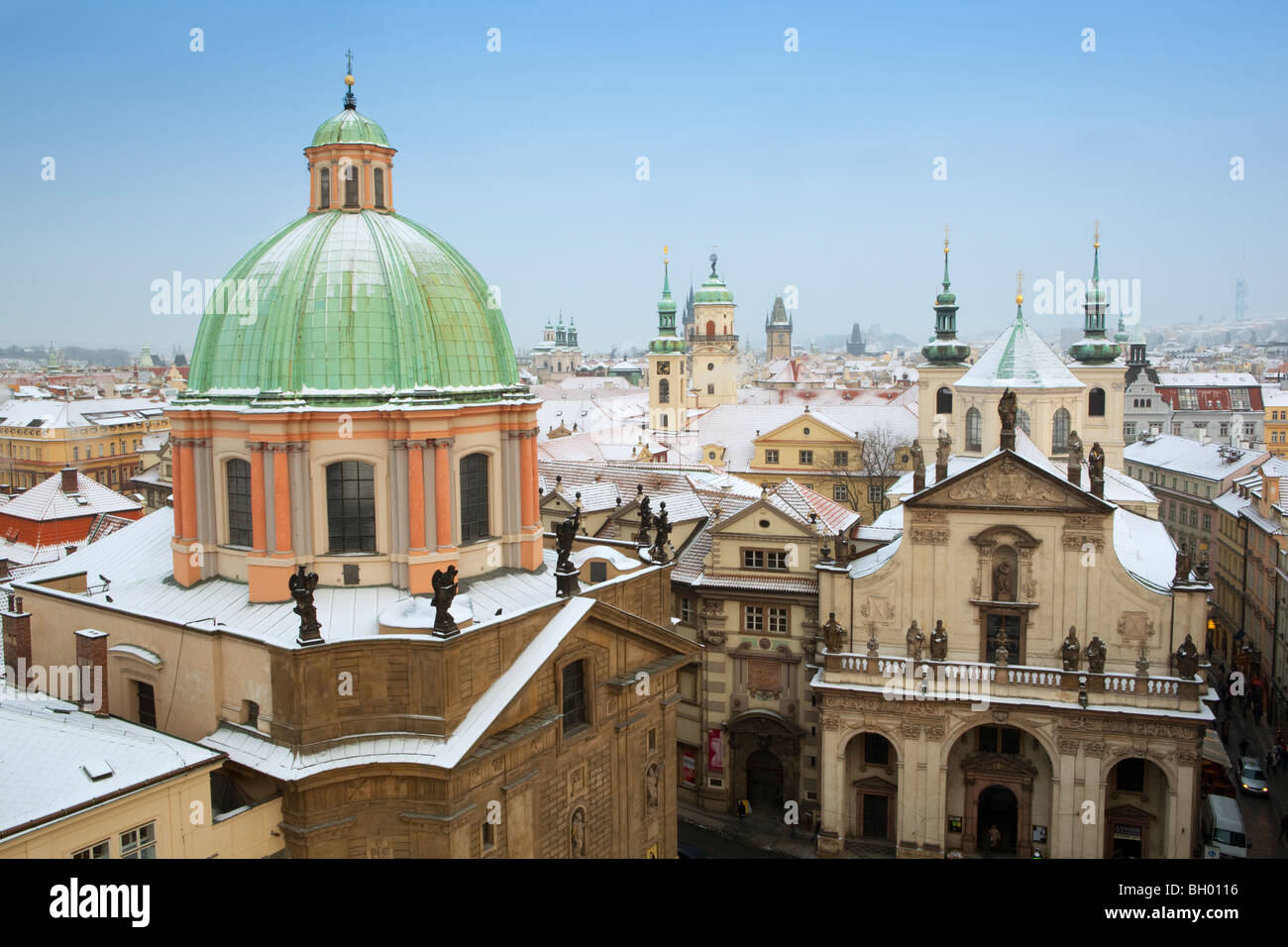 Winter-Blick auf die Kirche des Heiligen Franziskus und Stadt Türme aus der Altstädter Brückenturm Stockfoto