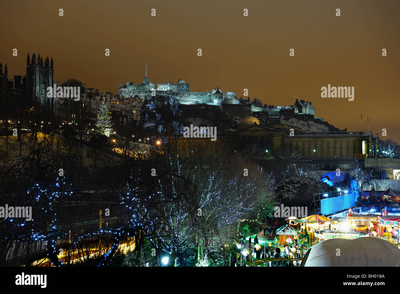 Edinburgh-Skyline bei Nacht aus East Princes Street Gardens, Schottland Stockfoto