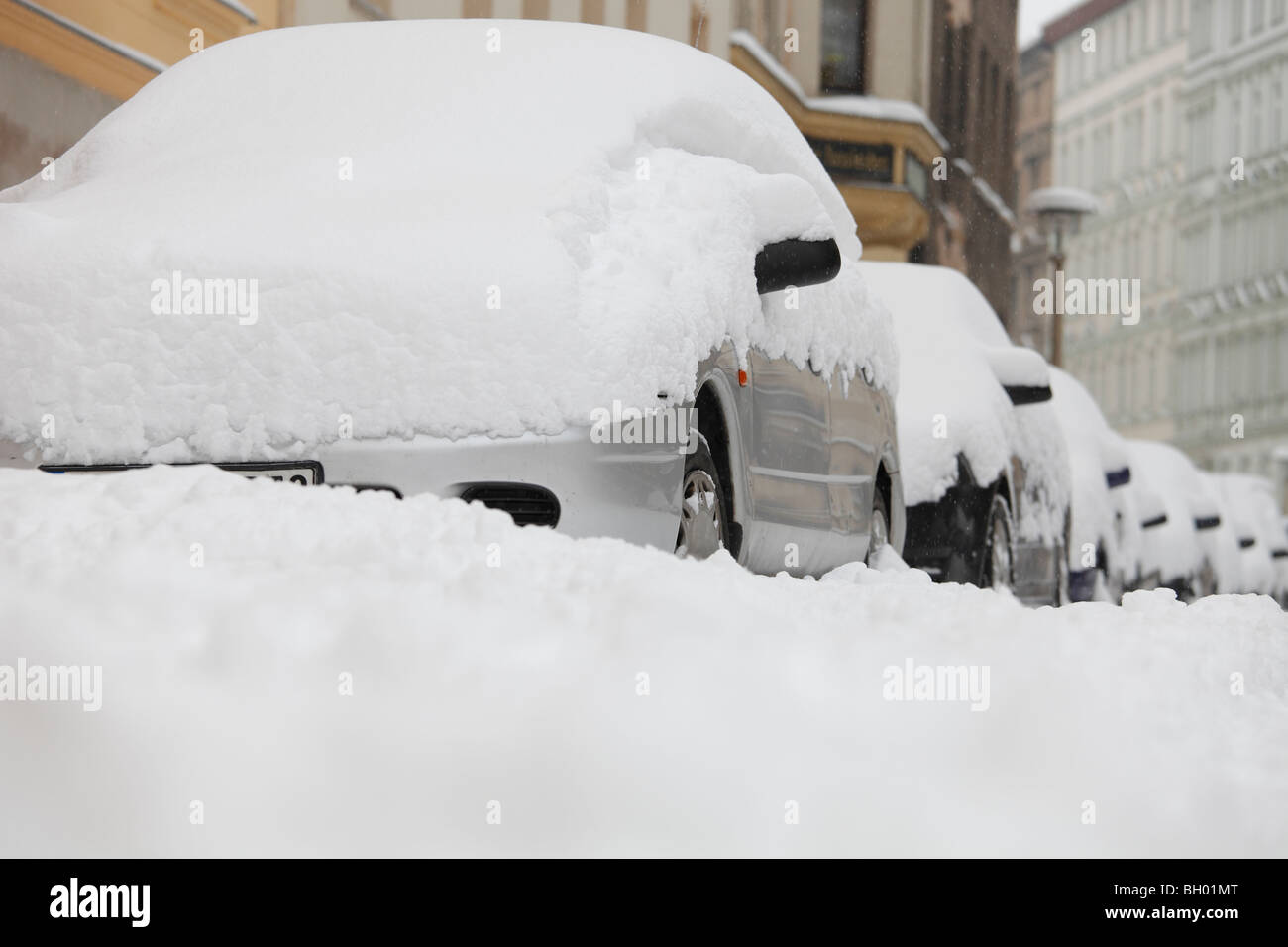 parkende Autos im Schnee ertrinken Stockfoto