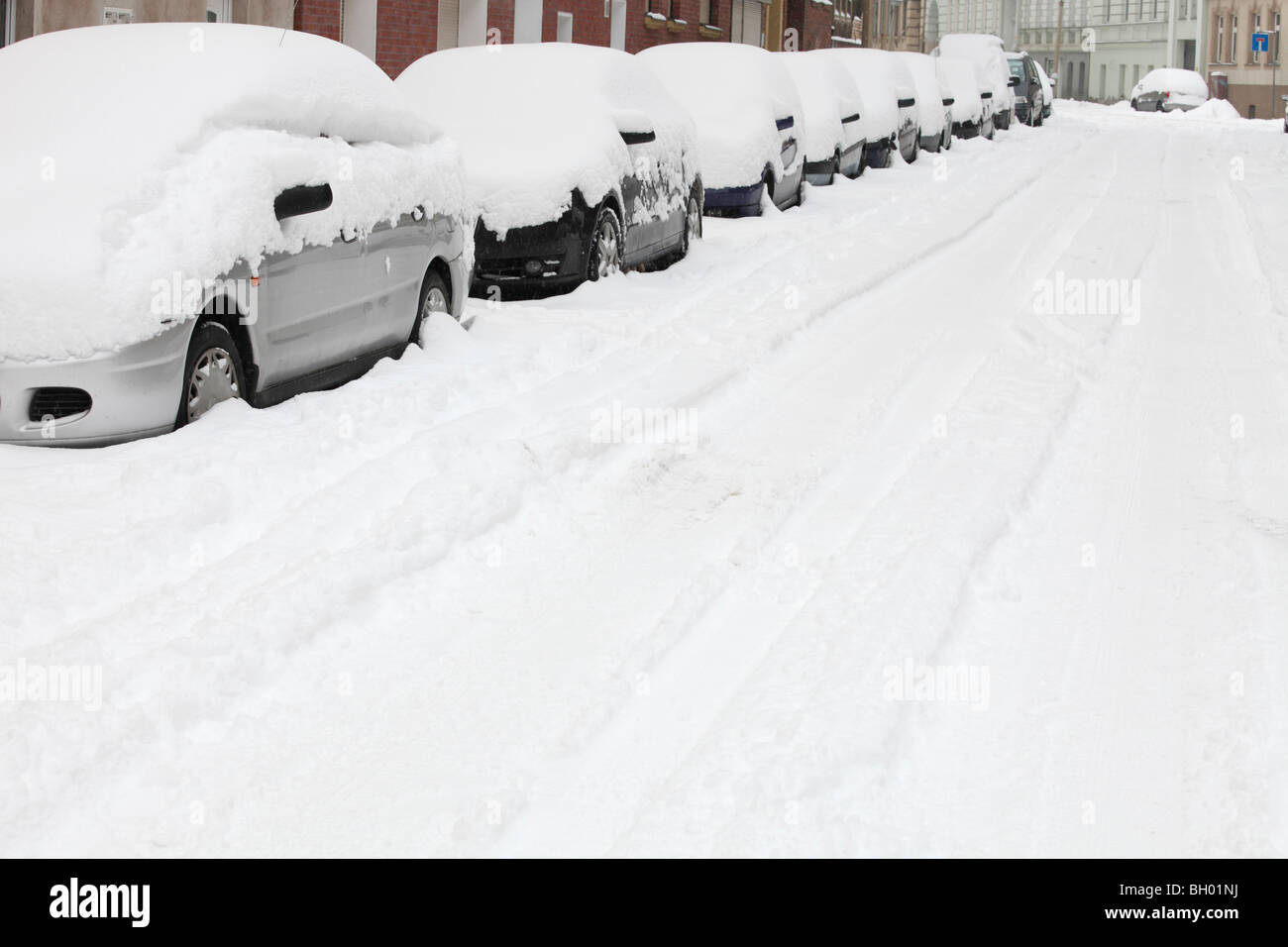 parkende Autos im Schnee ertrinken Stockfoto