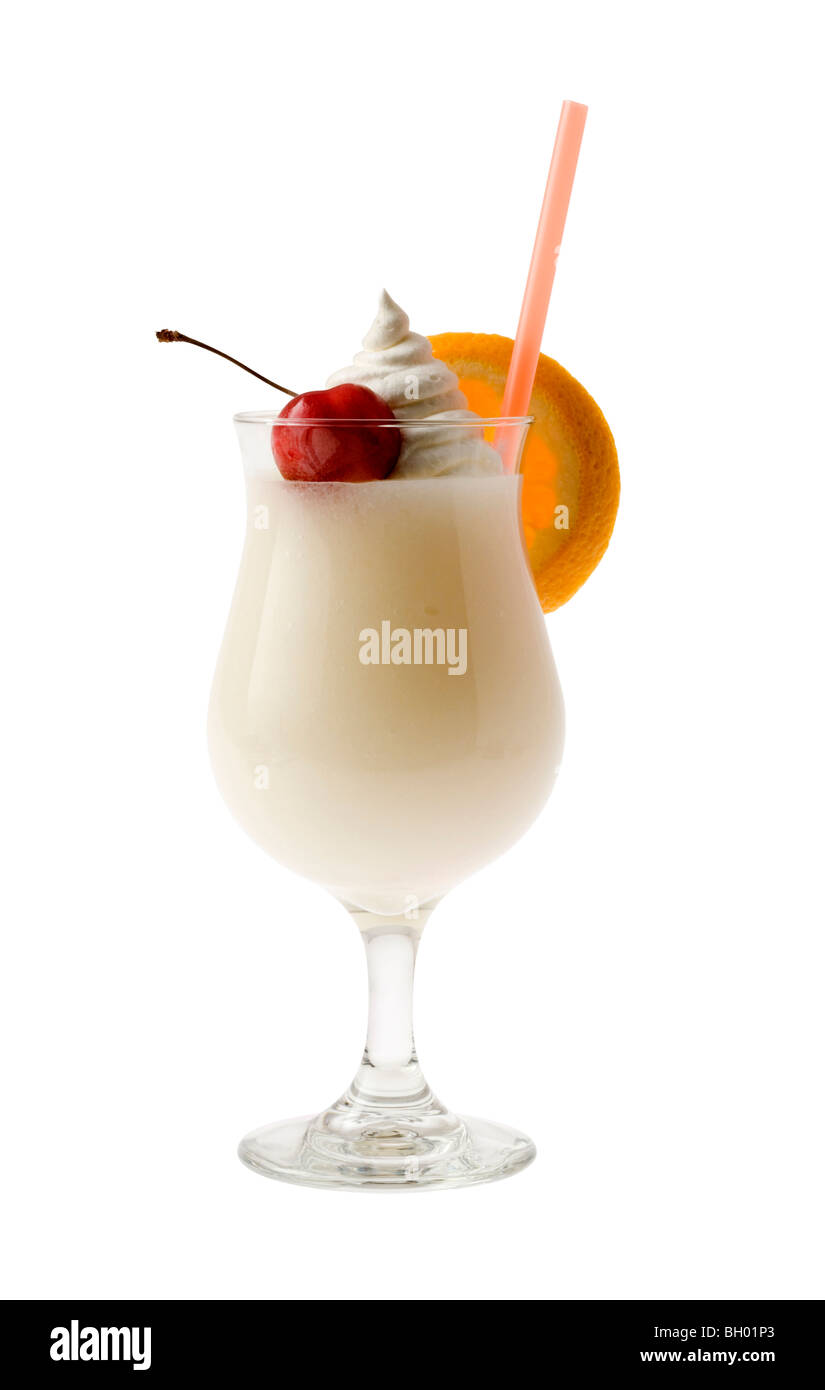 Pina Colada Mixgetränk mit Früchten garnieren auf weißem Hintergrund Stockfoto
