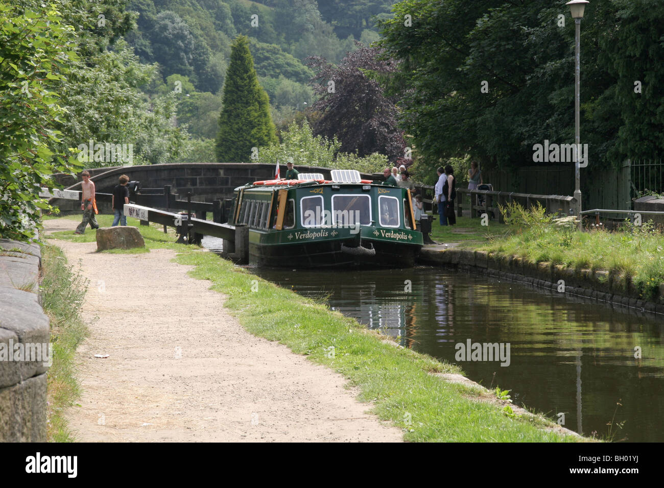 Eine schmale Boot an einer Sperre auf dem Rochdale Kanal bei Hebden Bridge UK. Stockfoto