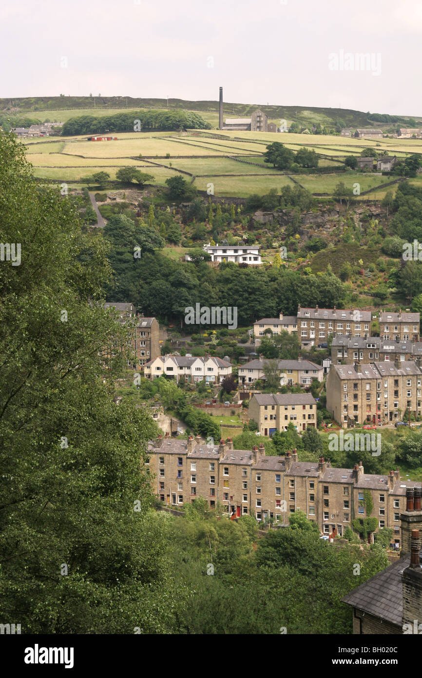 Ein Blick auf Hebden Bridge und der alten Stadtmühle Hügels Heptonstall, West Yorkshire UK entnommen. Stockfoto