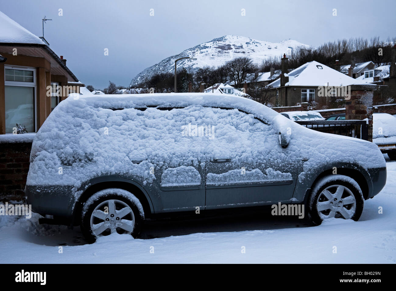 Schnee bedeckt vier Fahrzeug in Einfahrt geparkt Stockfoto