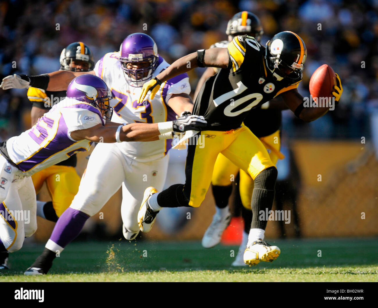 Santonio Holmes #10 von den Pittsburgh Steelers läuft mit dem Ball da Tyrell Johnson #25 von den Minnesota Vikings verteidigt Stockfoto