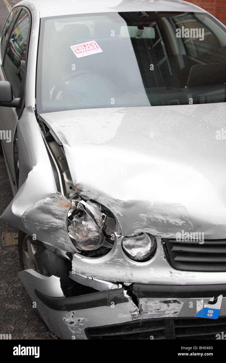 Ein Unfall beschädigte Auto auf einer Straße in U.K. Stockfoto