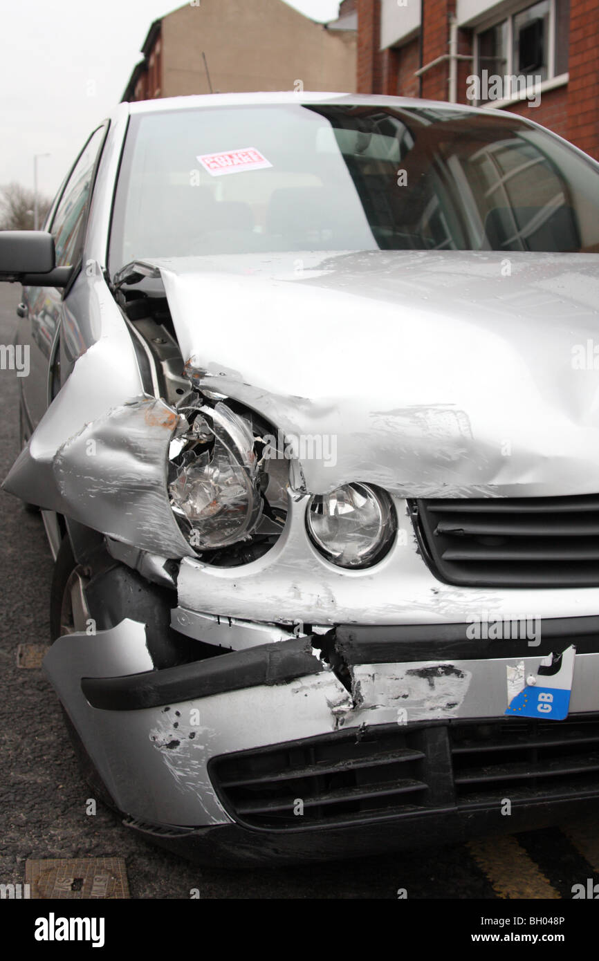 Ein Unfall beschädigte Auto auf einer Straße in U.K. Stockfoto