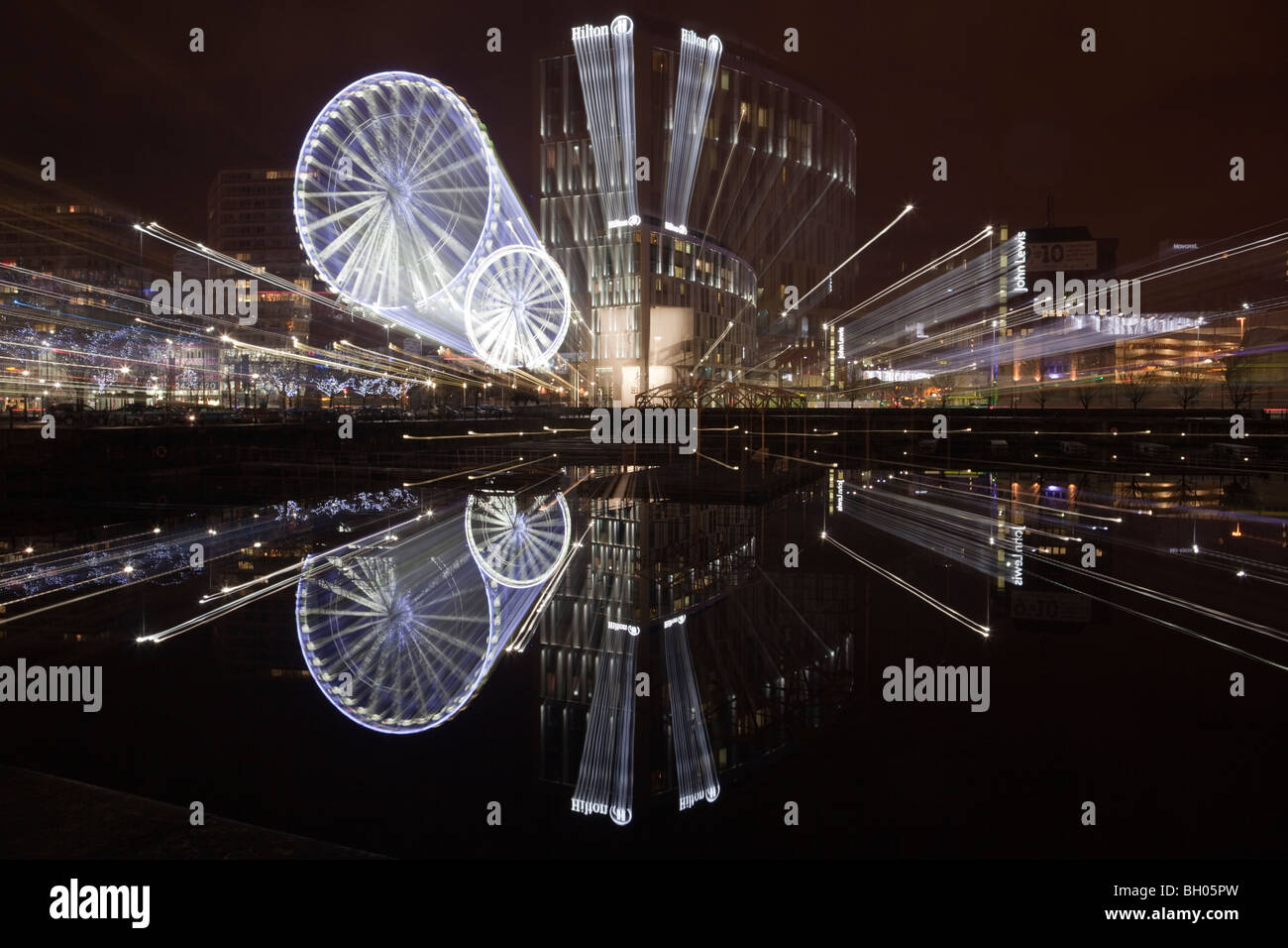 Liverpool Merseyside England UK Großbritannien. Liverpool ein Rad und Waterfront Reflexionen vergrößert über Salthouse Dock in der Nacht Stockfoto