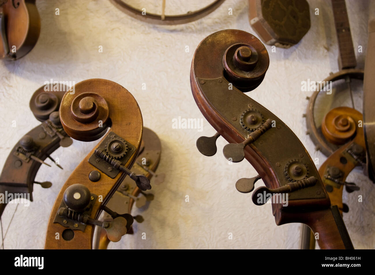 Geschnitzte Violine führt einen Bildlauf in einem Gitarrenbauer-Shop. Stockfoto