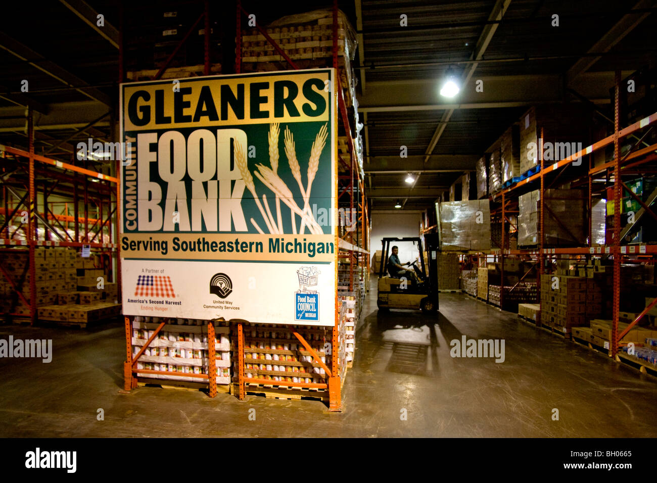 Ein Gabelstapler verarbeitet große Nahrungsmittelvorräte an die Ährenleser Lebensmittelbank in Detroit, Michigan während der Rezession in der Stadt Auto-Industrie. Stockfoto