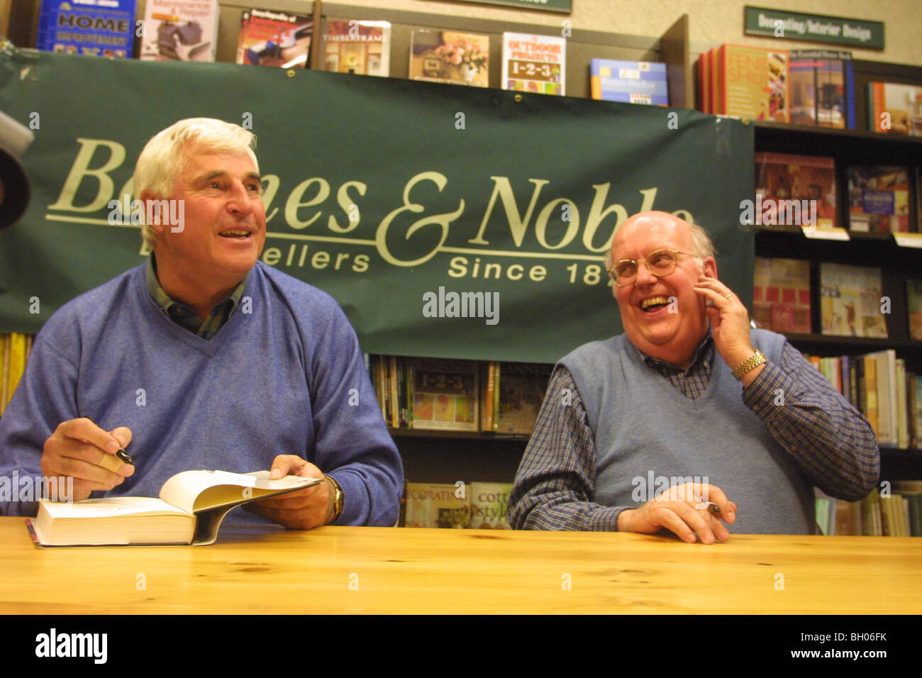 Bob Knight und langjähriger Freund Bob Hammell, geholfen Ritter sein neue Buch zu schreiben, zu lachen, während einer Signierstunde Sonntag, 7. April 2 Stockfoto