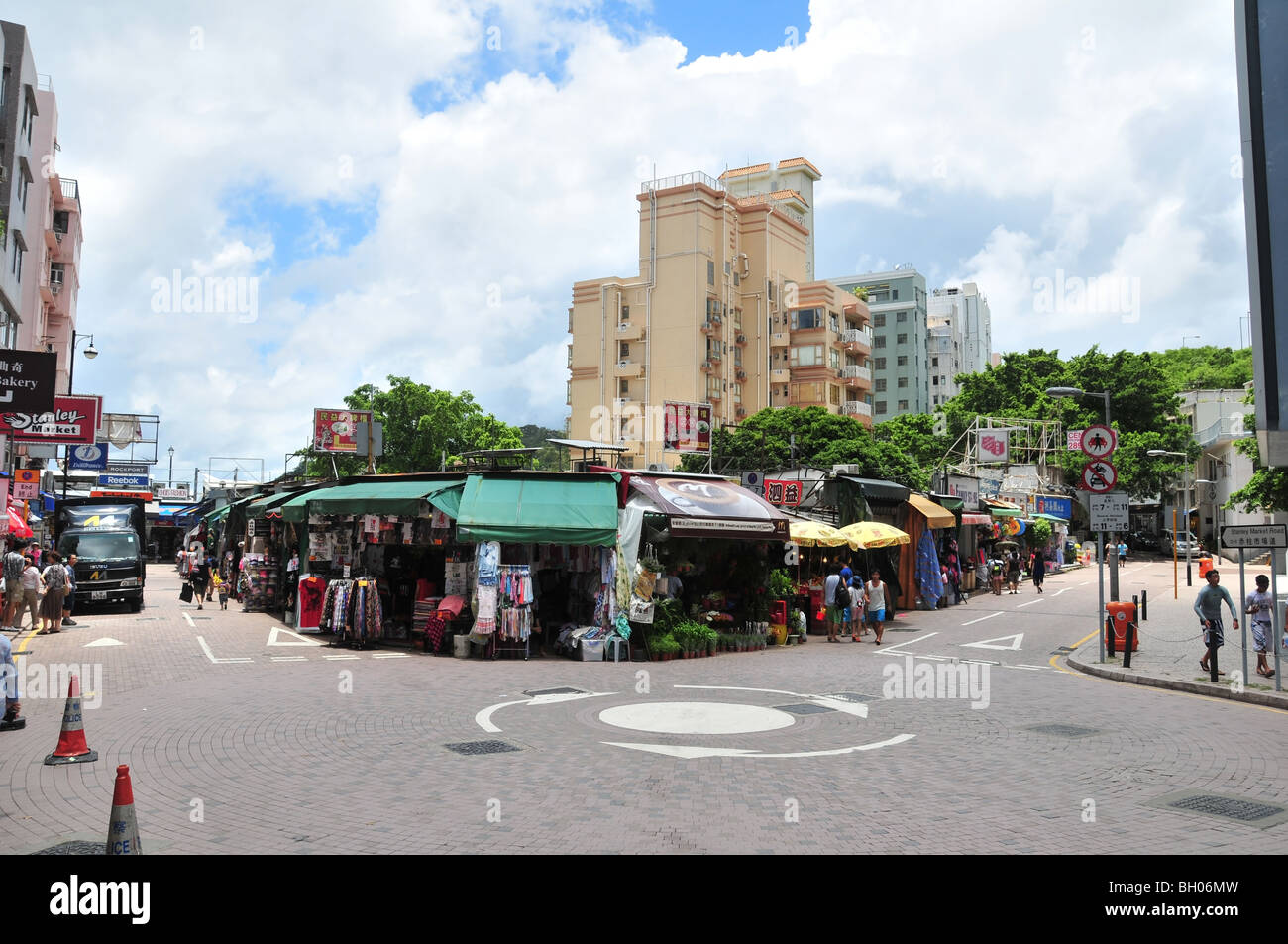Open-Air-Shops, Werbung, Schilder, Shopper und Lieferwagen an einer Straßenkreuzung am Stanley Market, Hongkong, China Stockfoto