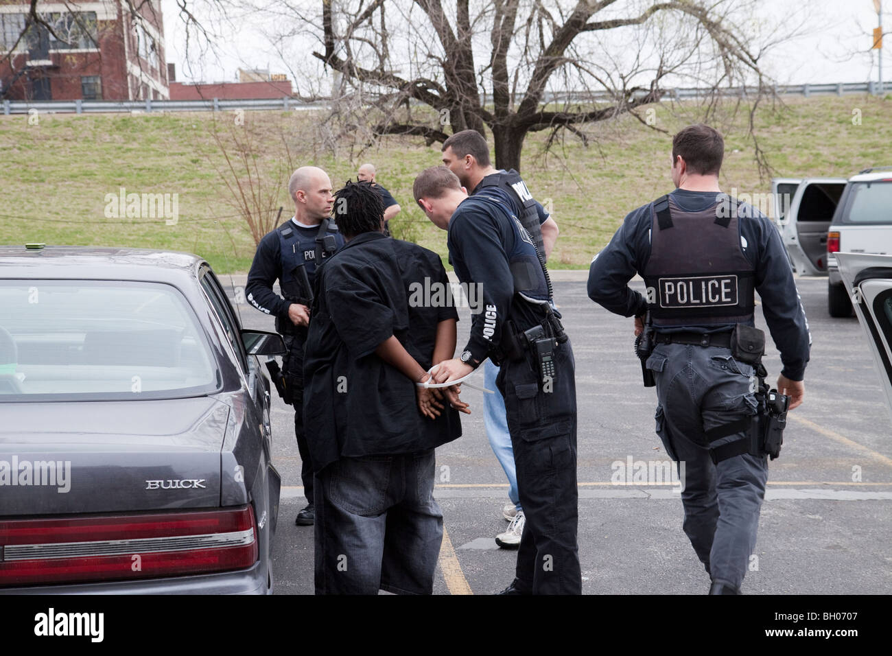 Polizisten aus dem taktischen Kader des Fragenden verdächtigen Straße Drogen Einheit. Kansas City, MO, PD. Stockfoto