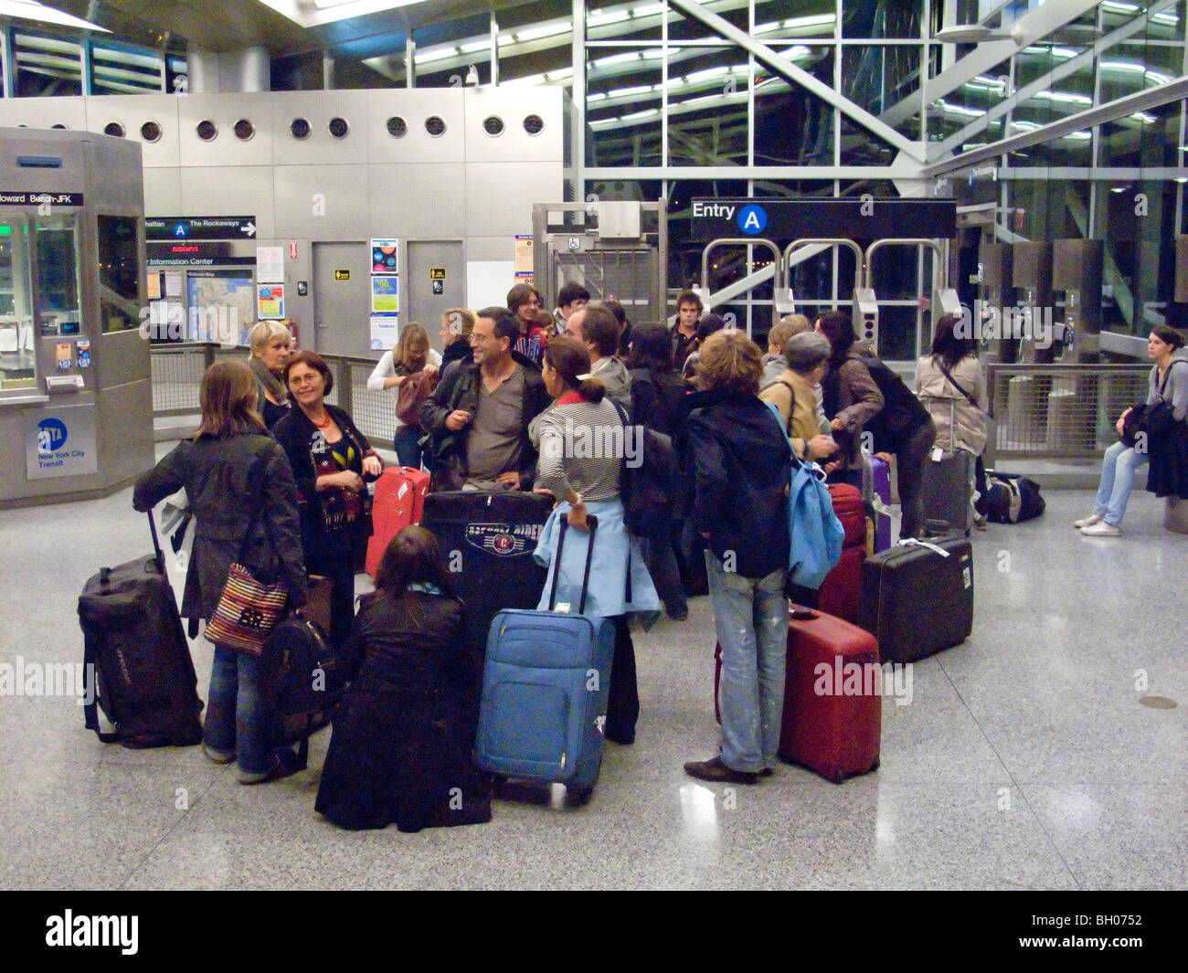 Eine französische Reisegruppe sammelt sich in einer New Yorker u-Bahn-Station nach ihrer Ankunft am internationalen Flughafen JFK. Stockfoto
