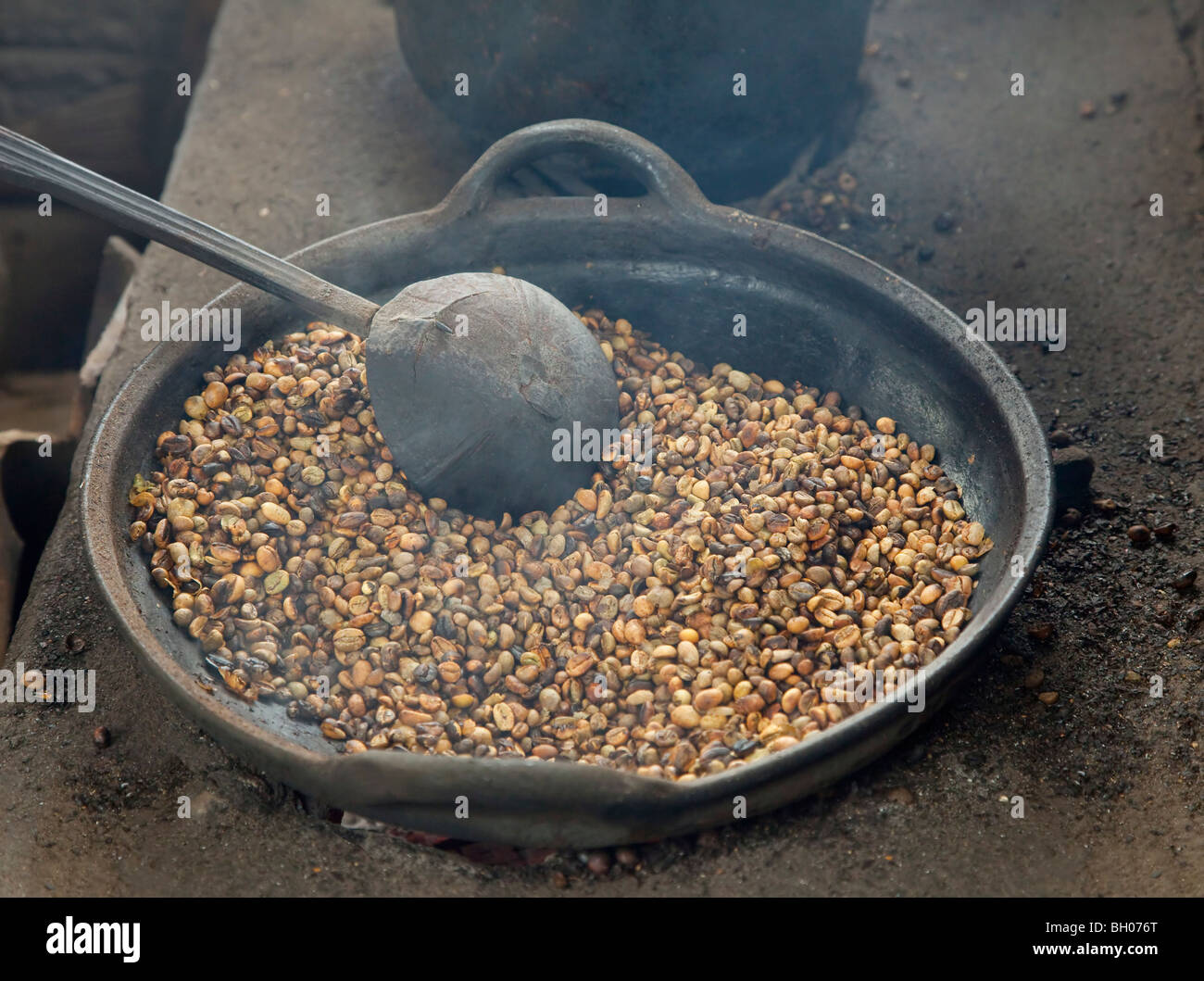 Rösten von Kaffeebohnen Kopi Luwak, Bali, Indonesien. Stockfoto