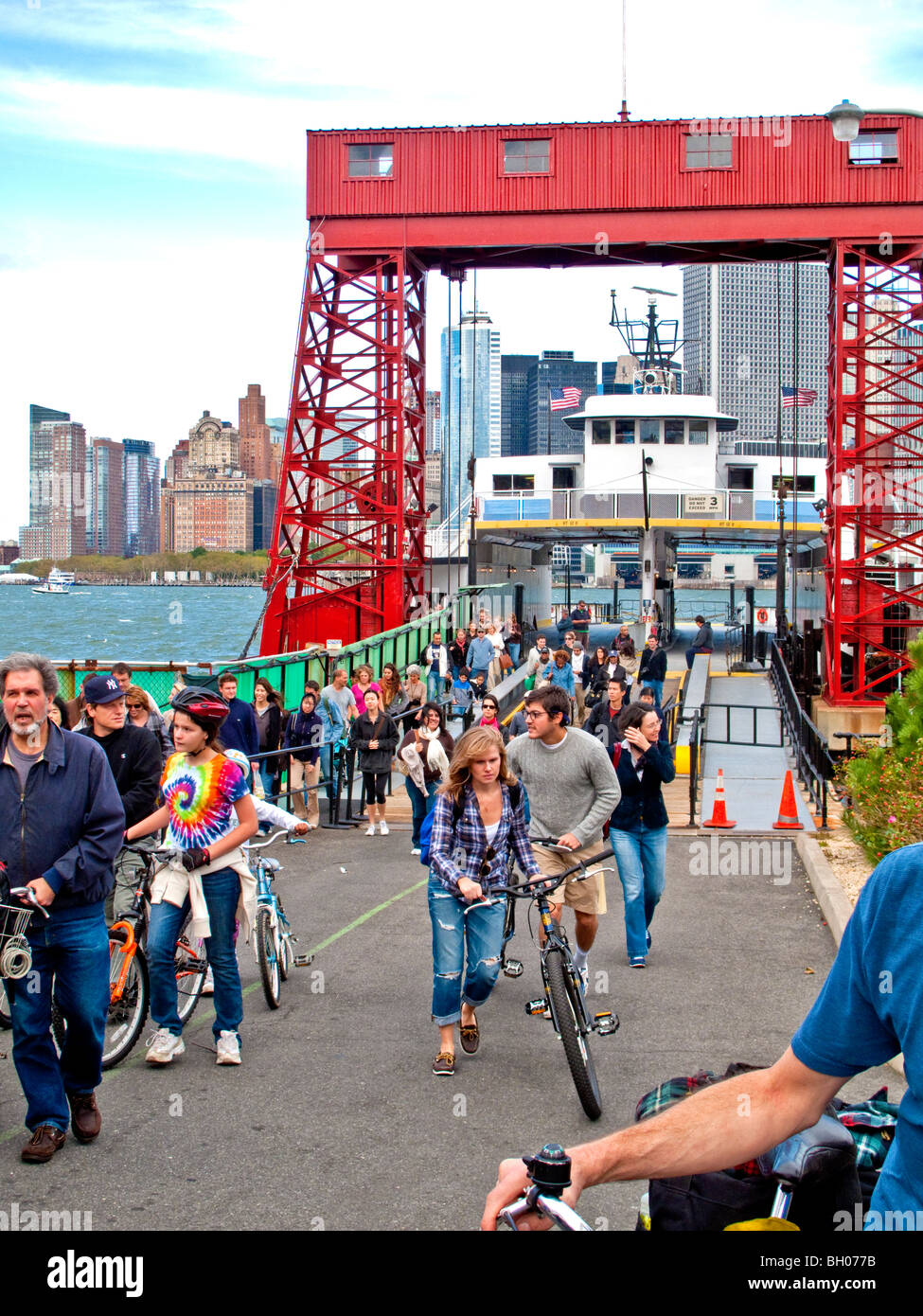 Die Fähre von Manhattan kommt bei Soissons Dock auf Governors Island im Hafen von New York Stockfoto