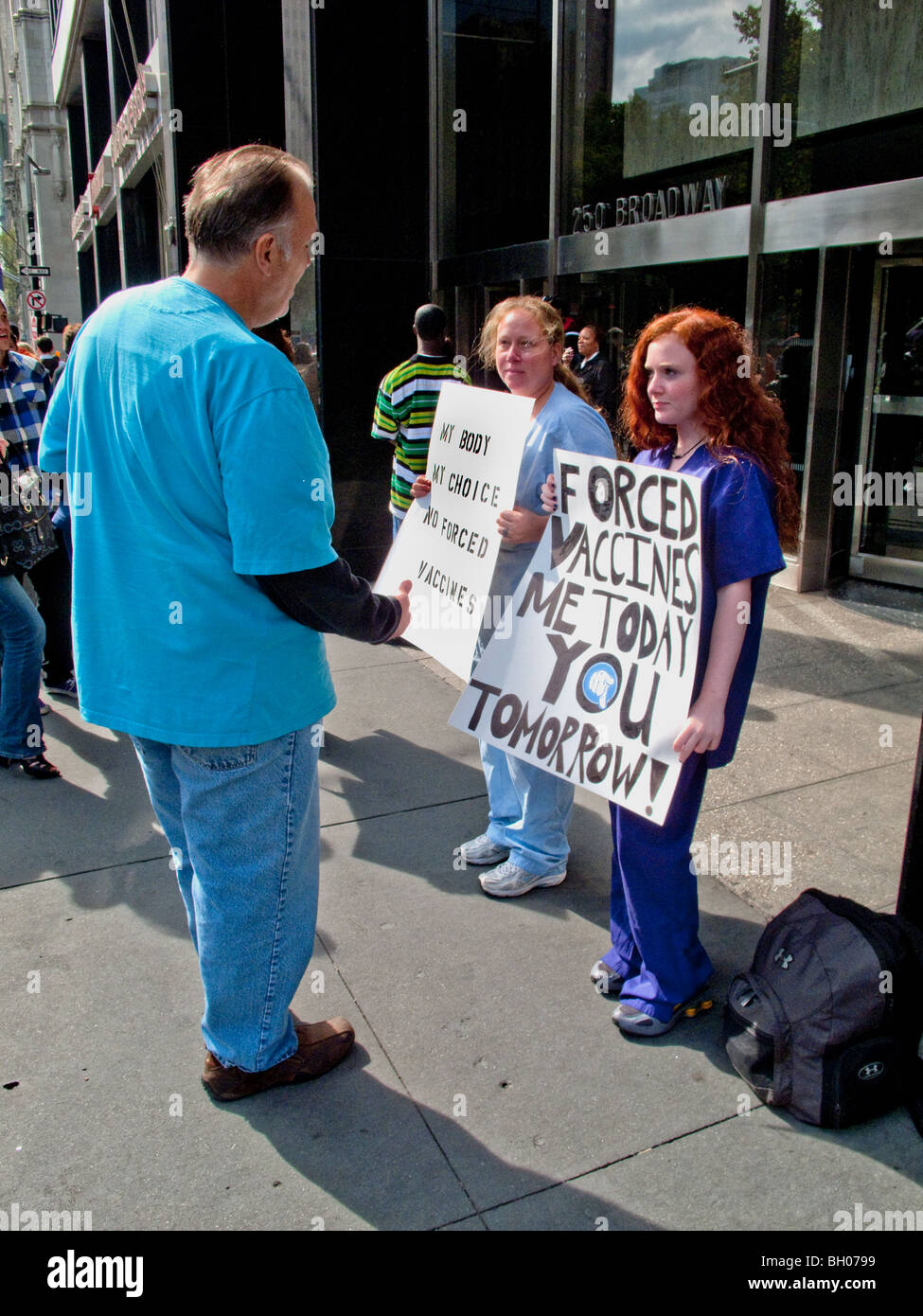 Gesundheitspersonal in einer Klinik in New York City halten einen Bürgersteig Protest gegen obligatorische Impfungen der H1N1-Schweinegrippe-Impfstoff. Stockfoto