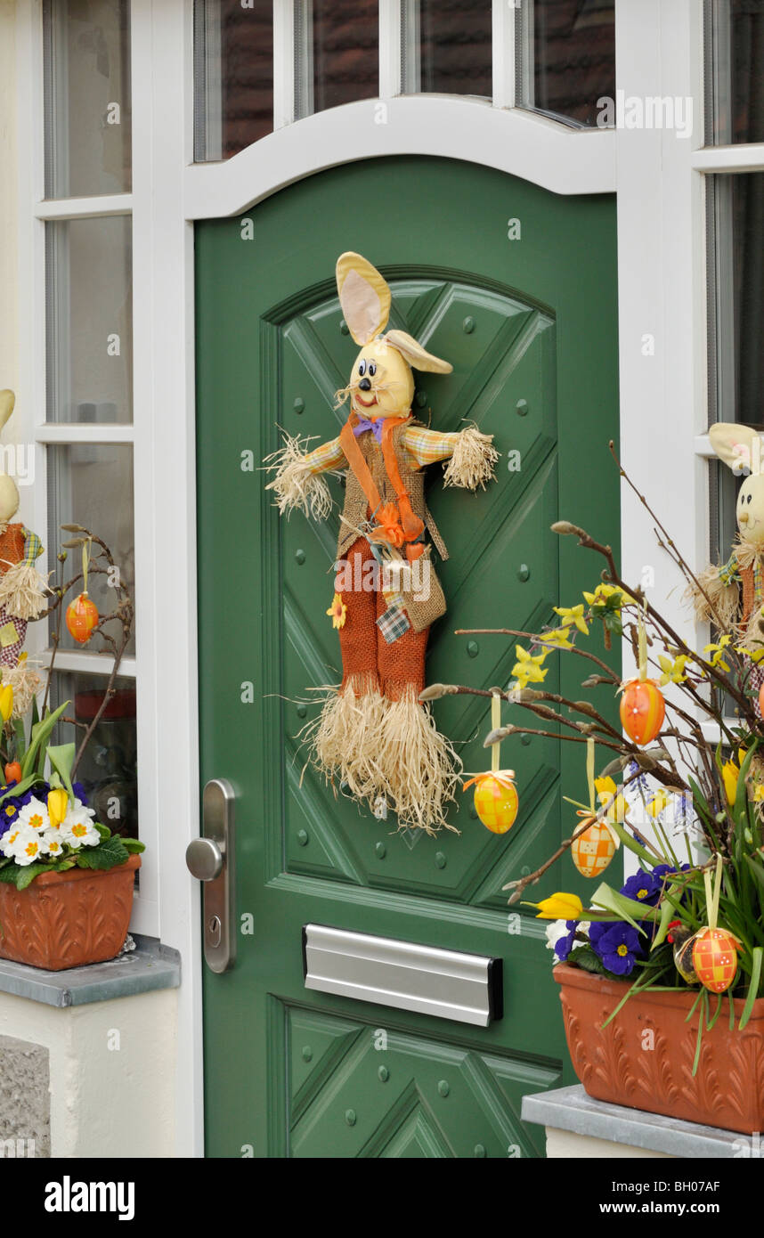Haus Eingang mit Ostern Dekoration und Blumen Stockfoto