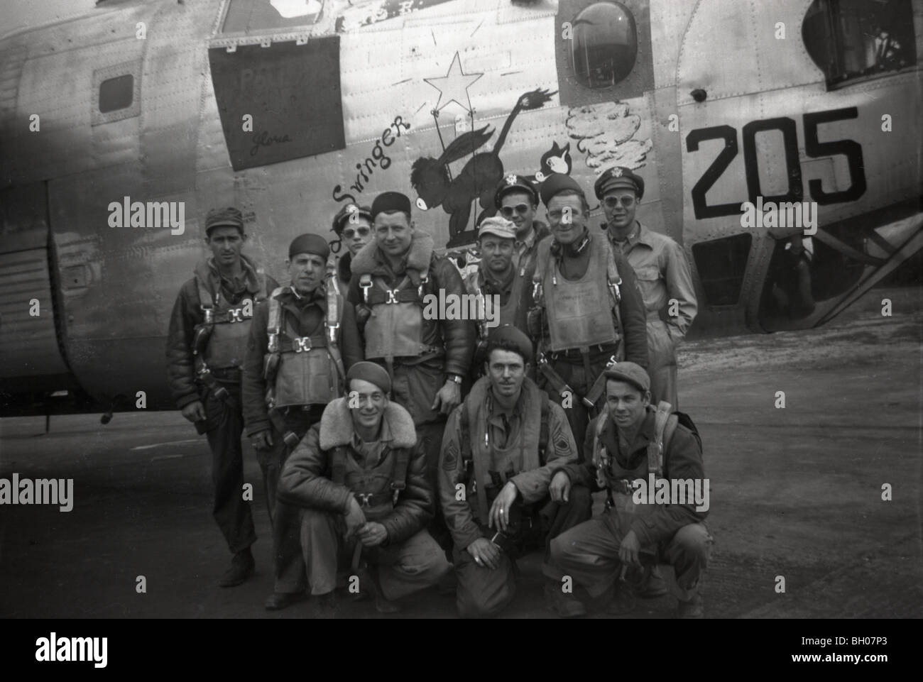 Die Besatzung eines B24 Liberator wird in einem Porträt während einer Bombardierung irgendwo über Europa während der zweiten Welt fotografiert Stockfoto