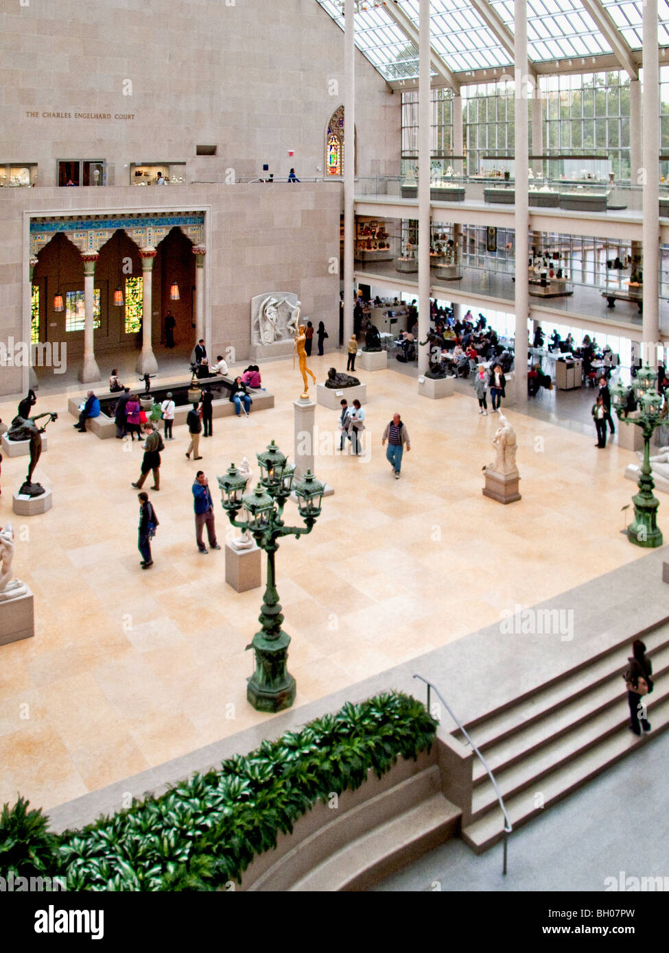 Besucher füllen den Charles Engelhard Sculpture Court von der American Wing an der New Yorker Metropolitan Museum of Art. Stockfoto
