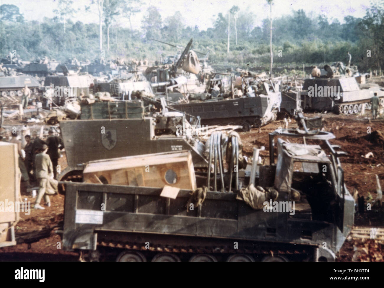 Männer und Fahrzeuge von Troop "E", 11th Armored Cavalry Regiment, richten Sie eine Nacht defensive Position während der 1970 Invasion von Kambodscha. Stockfoto