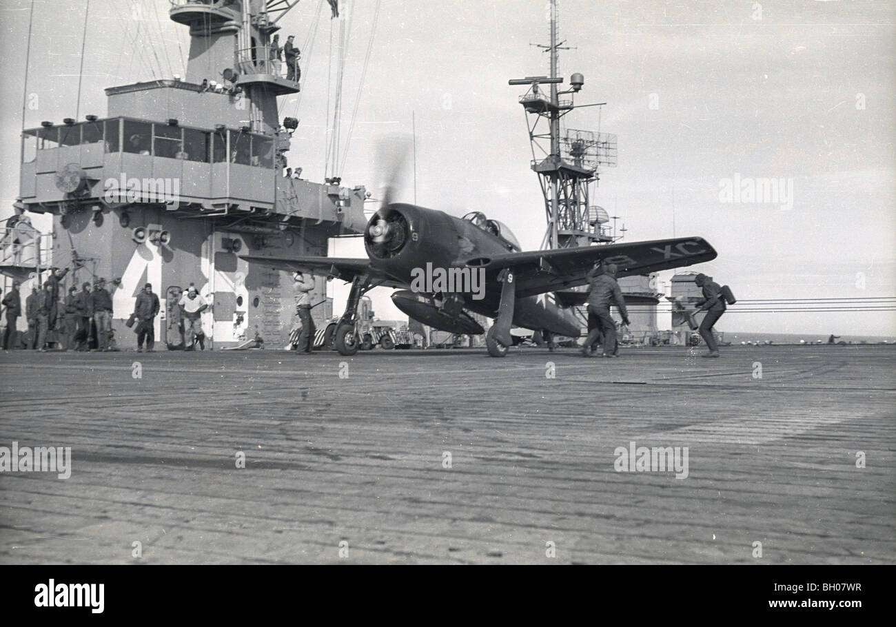 US Navy Corsair Flugzeuge fliegen auf und Weg von der Plattform der Marine Flugzeugträger Saipan während Student Pilotenausbildung im Jahr 1946 Stockfoto