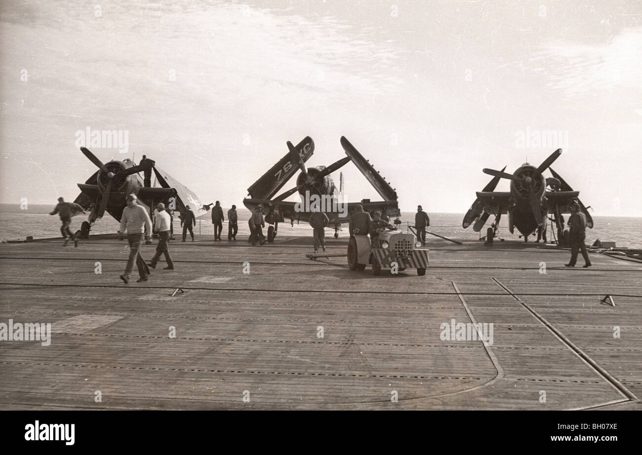 US Navy Corsair Flugzeuge fliegen auf und Weg von der Plattform der Marine Flugzeugträger Saipan während Student Pilotenausbildung im Jahr 1946 Stockfoto