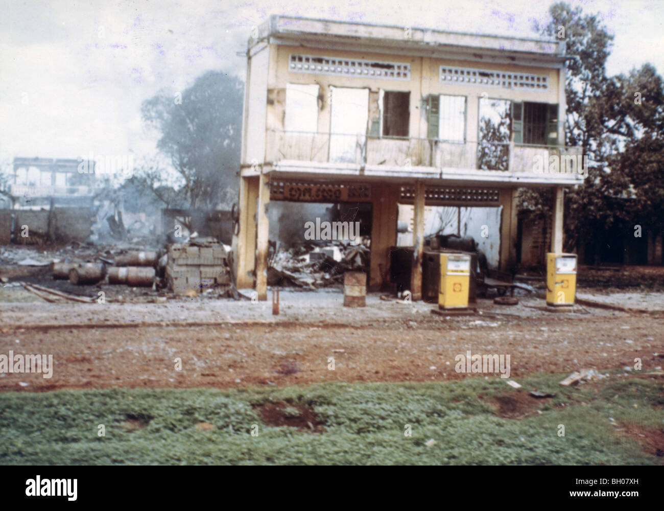 Snoul, kambodschanischen Shell-Tankstelle in Schutt und Asche nach Mai 1970 Invasion. 11th armored Cavalry Regiment sicherte sich das Gebiet mit APC M113. Stockfoto