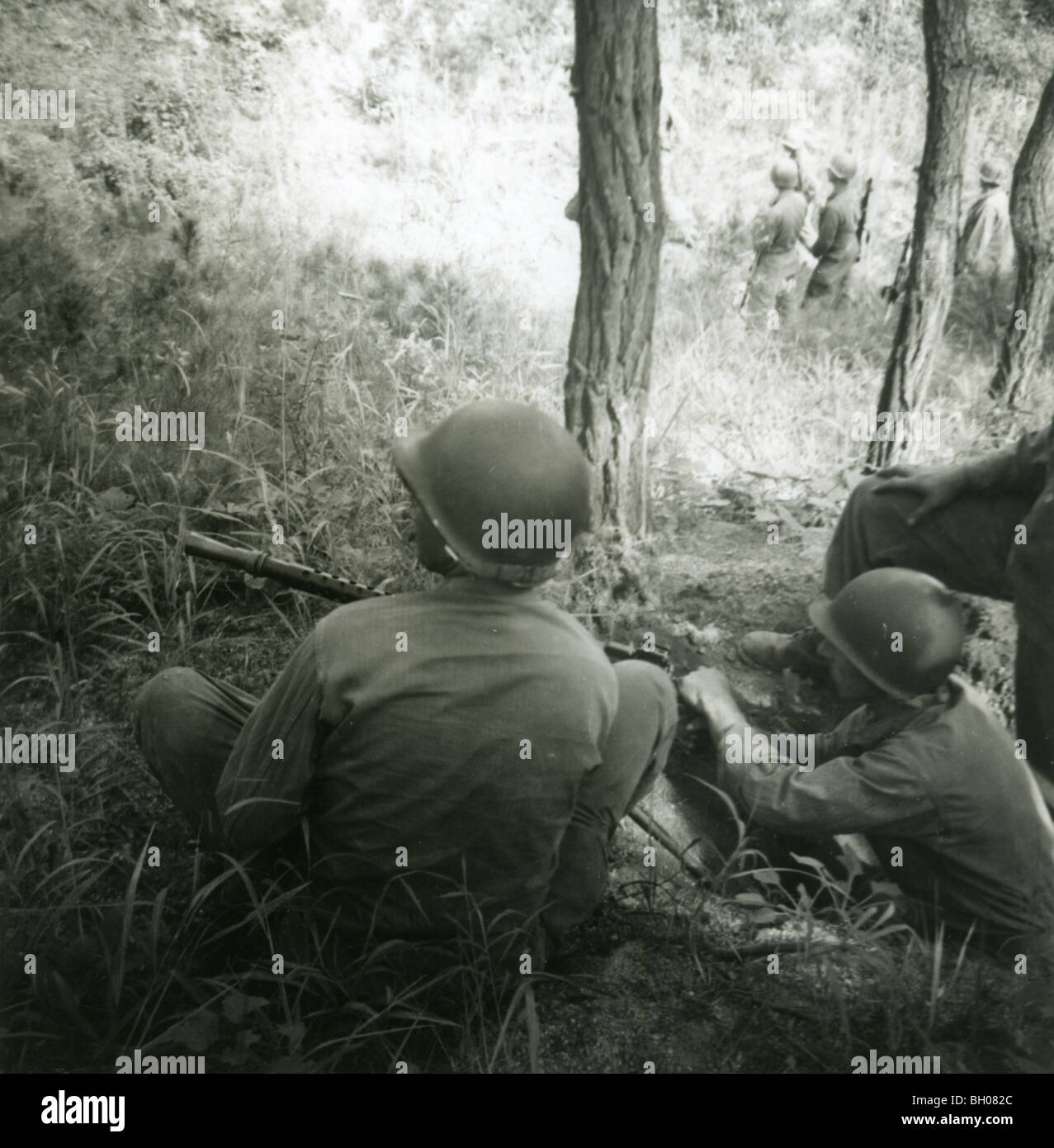 United States Army Soldaten der 2. Infanterie-Division Mann eine 30 Kaliber Maschinengewehr an der Unterseite des Hügels. Stockfoto