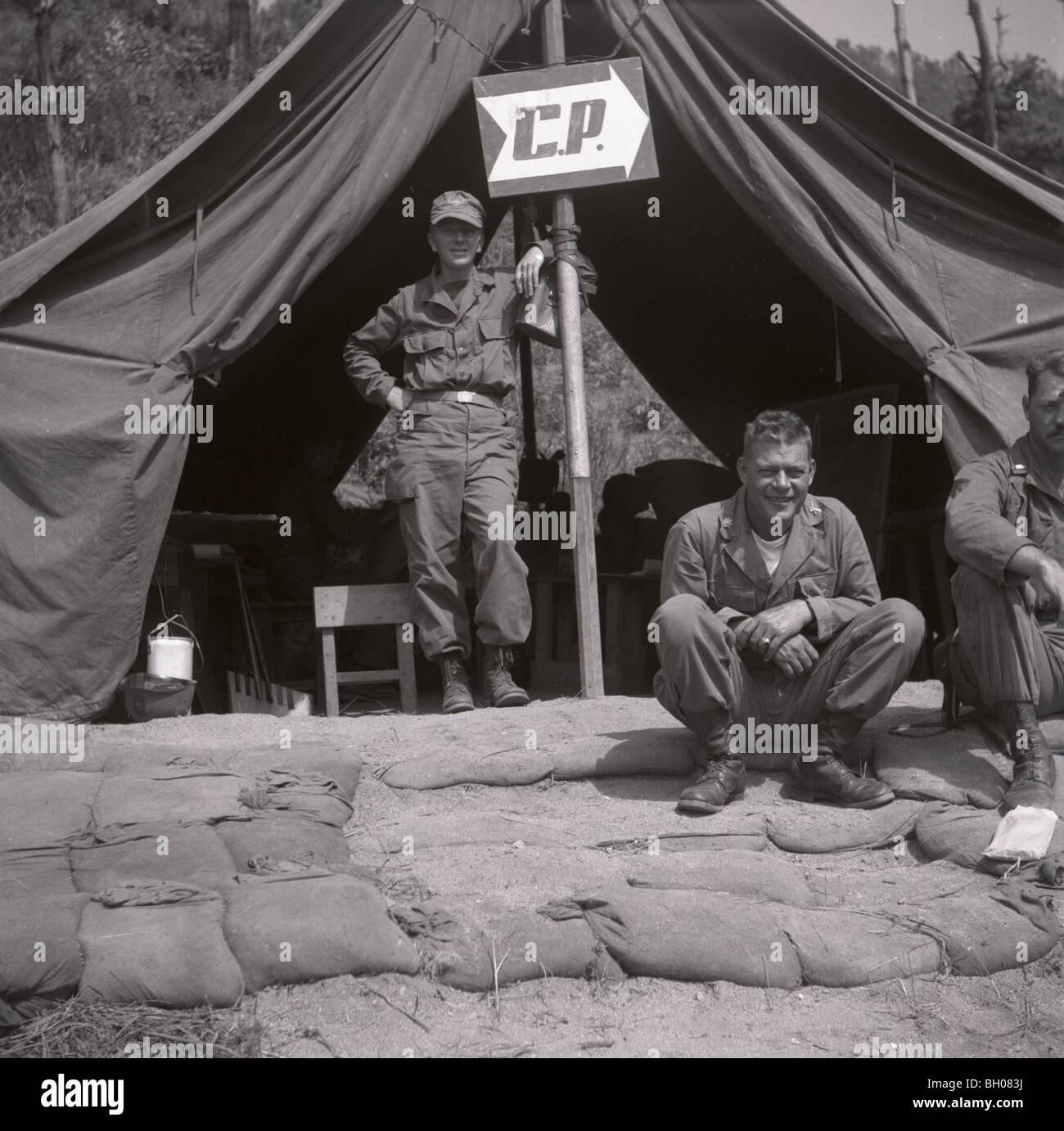 Ein Major, US-Armee, 2. Infanterie-Division, Recht, sitzt während des Koreakrieges Kapitän steht 2nd Infantry Division HQ Stockfoto