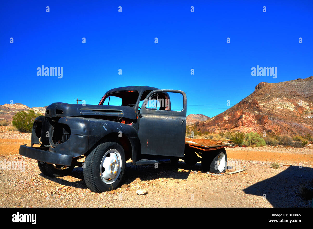 Aufgegeben, rosten LKW mitten im Death Valley.  HDR-Bild. Stockfoto