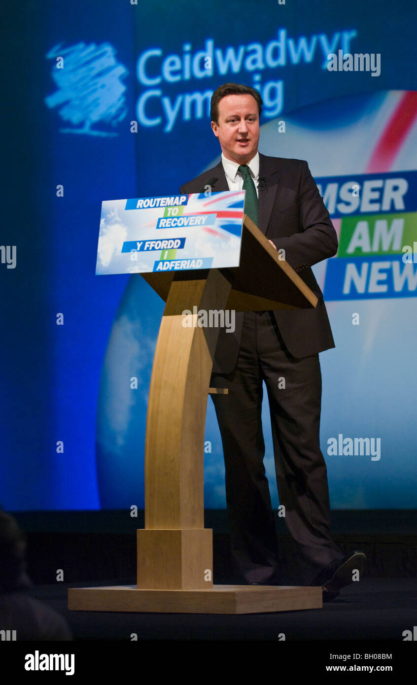 David Cameron Wartungstafel für Witney Tory Führer spricht auf Walisisch Parteitag der Konservativen in Cardiff South Wales UK Stockfoto