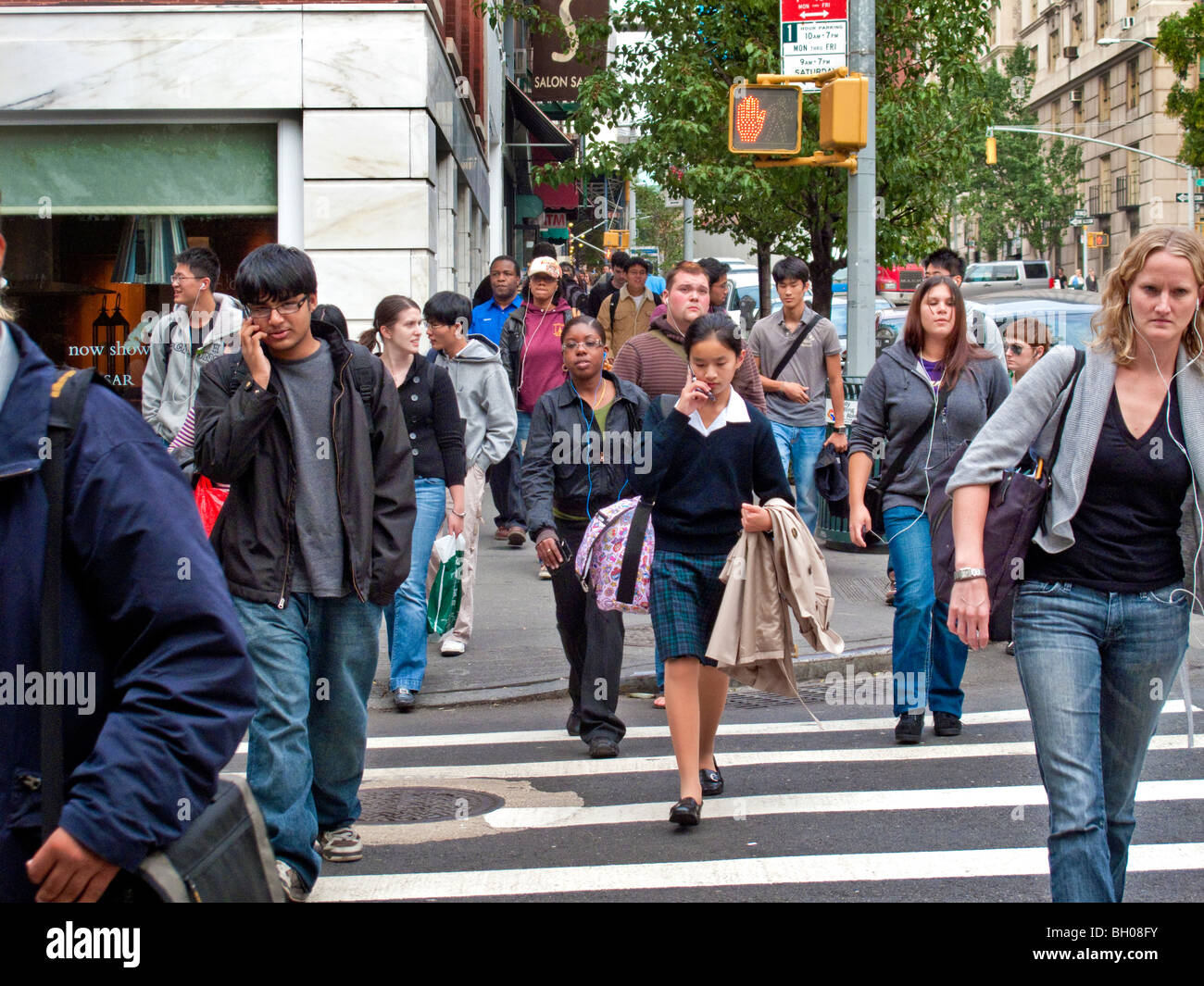 Multi-ethnischen Hunter College-Studenten drängen sich New Yorker Lexington Avenue nach dem Nachmittagsunterricht. Stockfoto