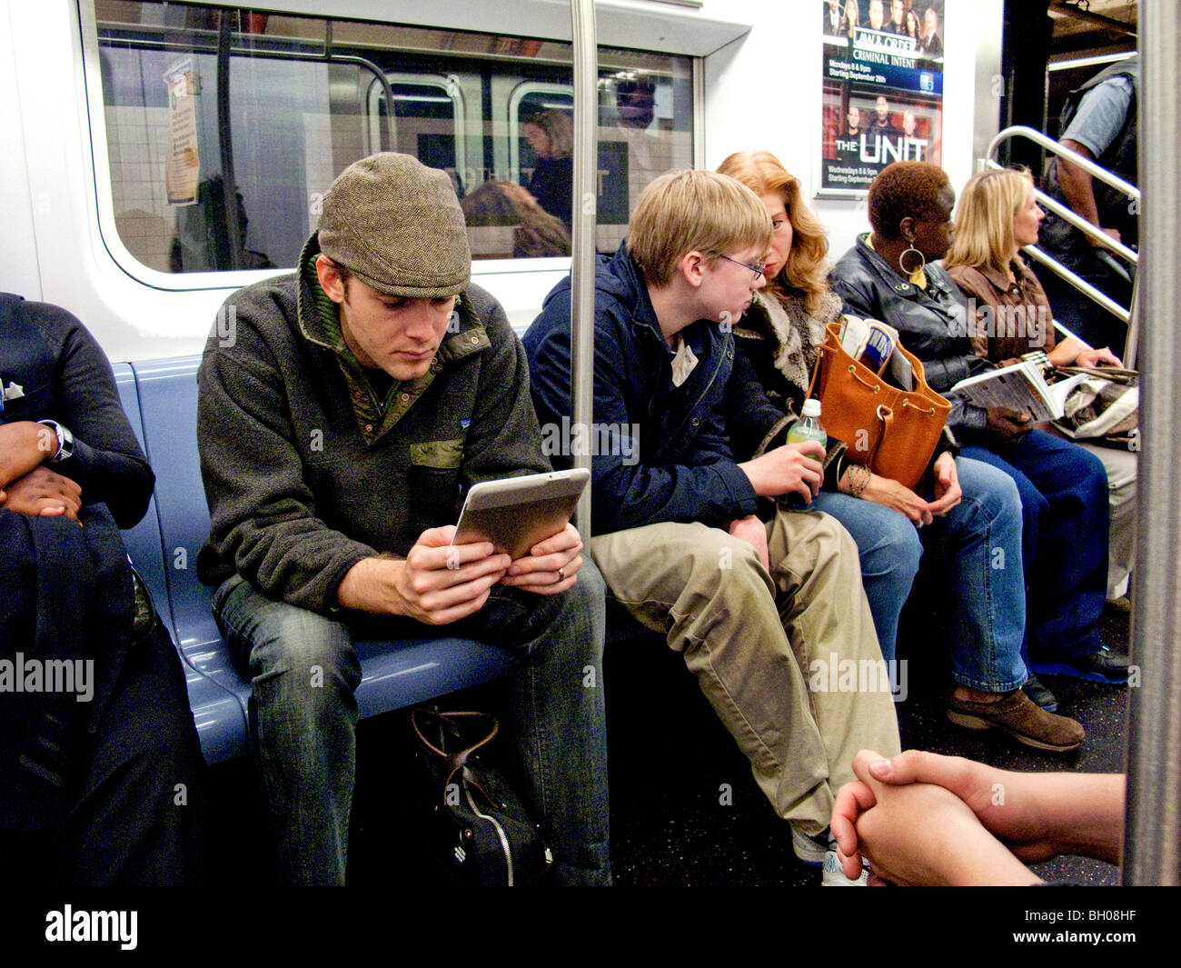 Ein Passagier liest ein elektronisches Buch während der Fahrt einer New Yorker u-Bahn. Stockfoto