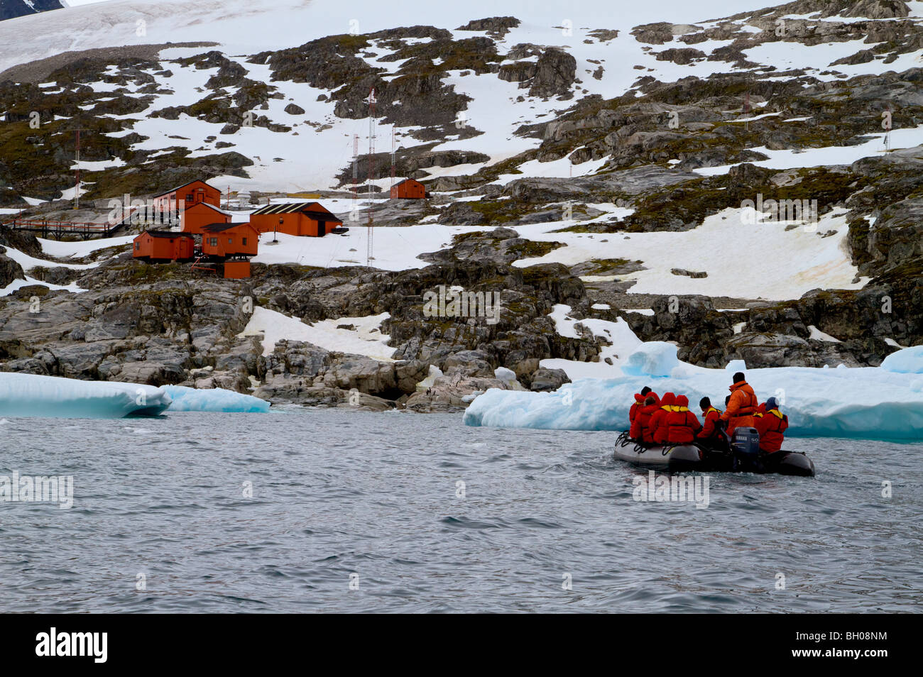 Zodiac Landung Partei auf eine argentinische Forschungsstation in der Antarktis. Stockfoto