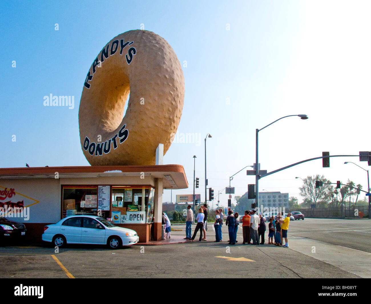 Hungrige Sonntagmorgen Kunden Line-up am Rand in Los Angeles, ein Beispiel für "Programmtic"-Architektur. Stockfoto