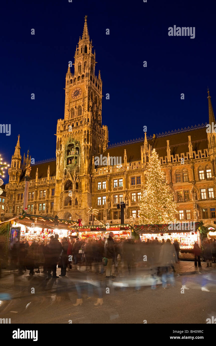 Christkindlmarkt (Weihnachtsmarkt) in den Marienplatz außerhalb der Neues Rathaus (New City Hall) in der Abenddämmerung in der Stadt München Stockfoto
