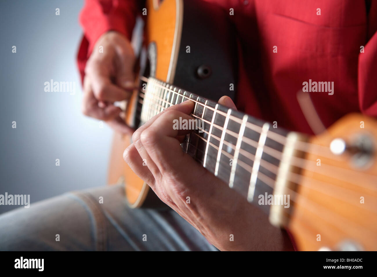 Nahaufnahme der Hände der Musiker spielt akustische Gitarre Stockfoto