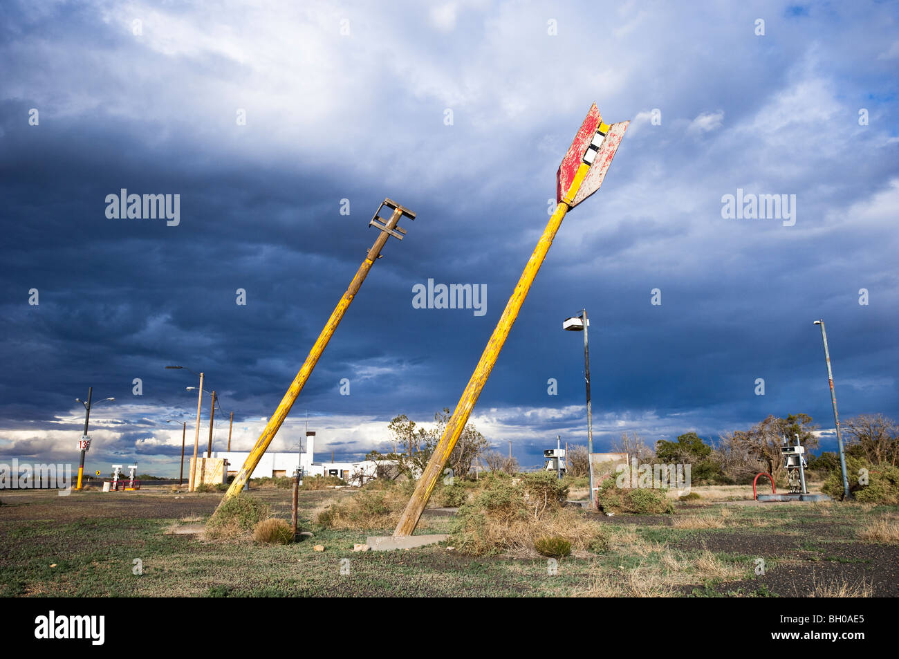 Die legendären, aber verfallenden, Pfeile am Twin Arrows, Arizona, an der historischen Route 66. Stockfoto