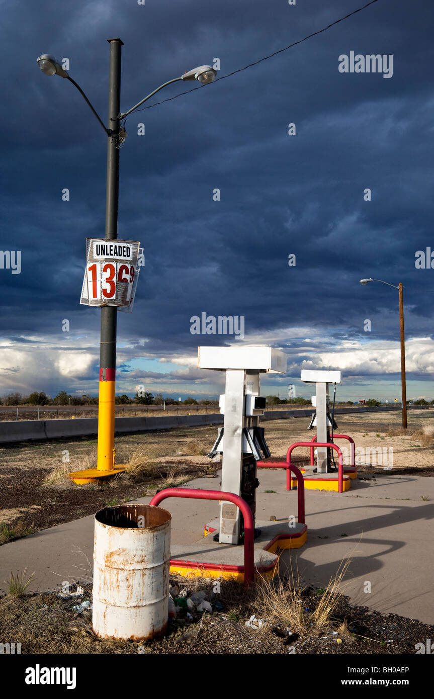 Verlassene Tankstelle am Twin Arrows, Arizona, an der historischen Route 66. Stockfoto