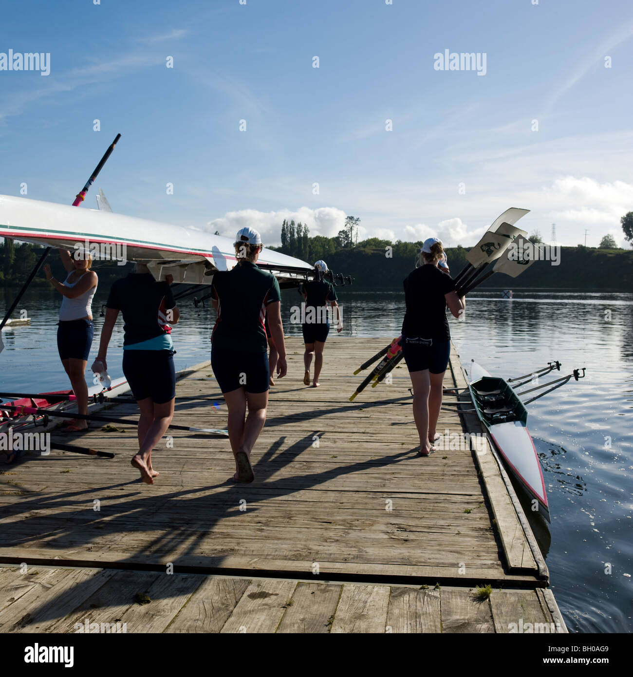 Frauen-Team mit Ruderboot, See Karipiro, Neuseeland Stockfoto