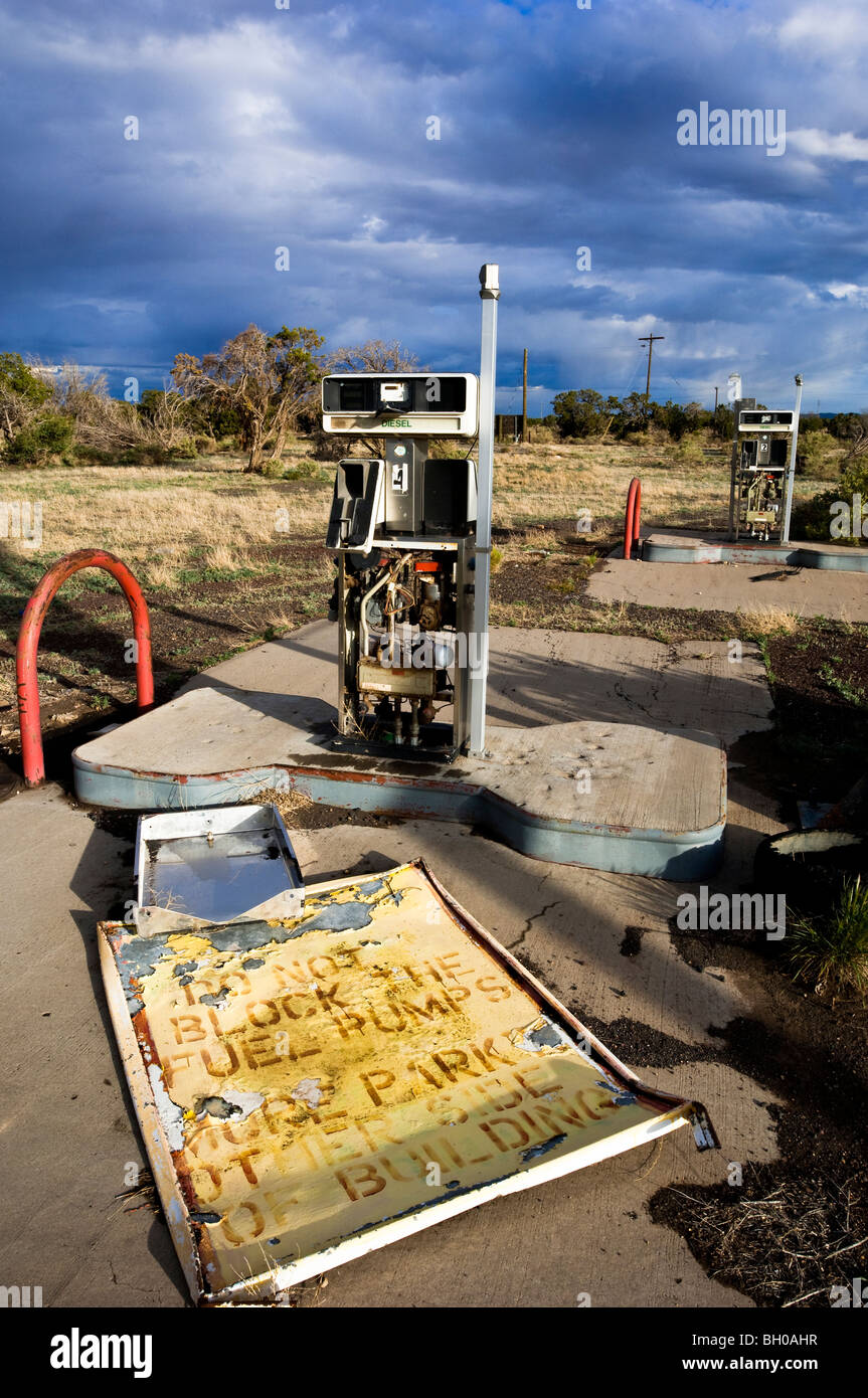 Verlassene Zapfsäule am Twin Arrows, Arizona, an der historischen Route 66. Stockfoto