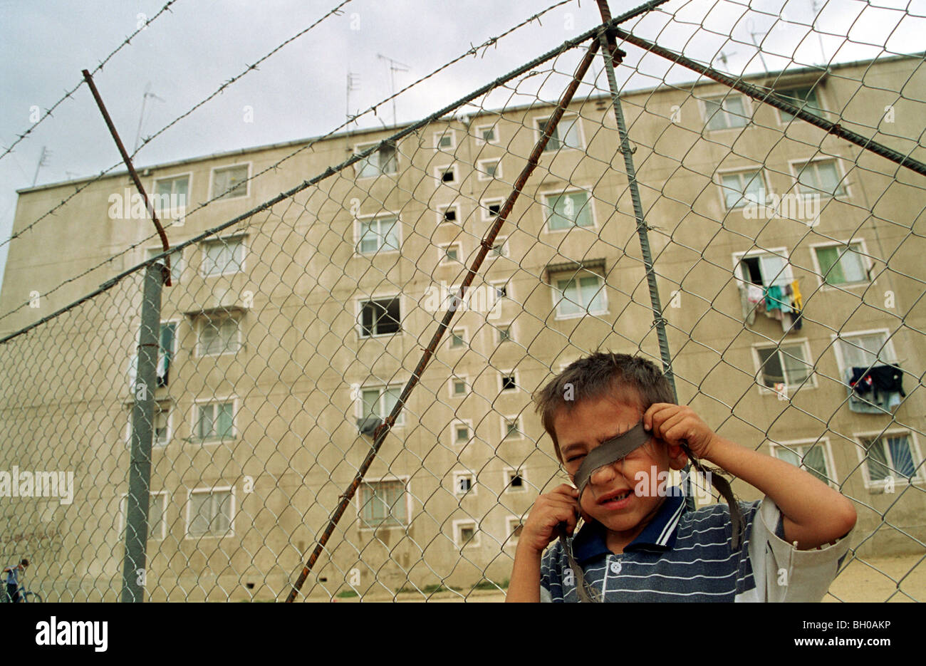 ein Roma-Kind spielen vor dem Wohnblock in Bukarest Stockfoto