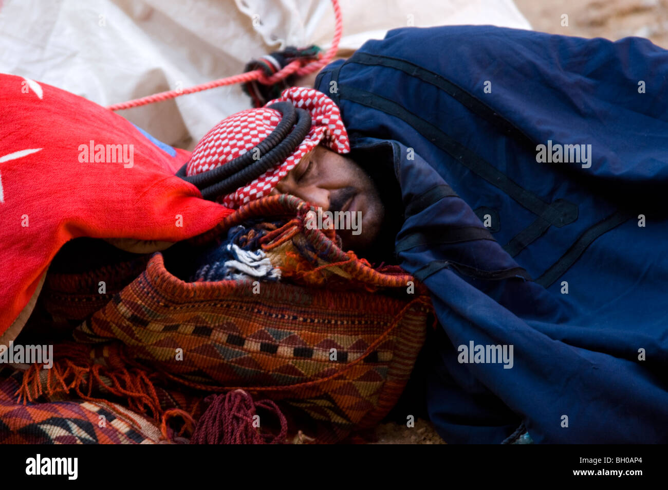 Porträts von Leben der Beduinen in Jordanien-Beduinen Mann schlafen Stockfoto